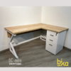 escritorio en ele con archivador y silla