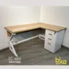 escritorio en ele con archivador y silla