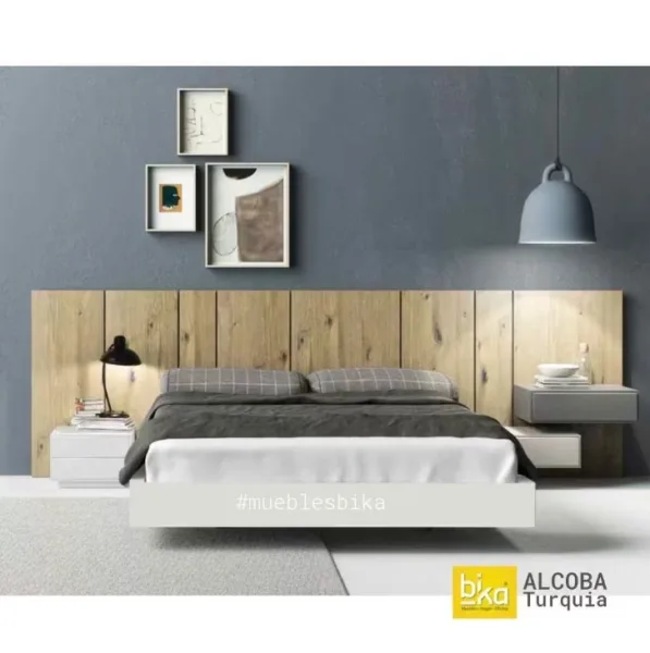 cama con 2 mesas de noche y colchón