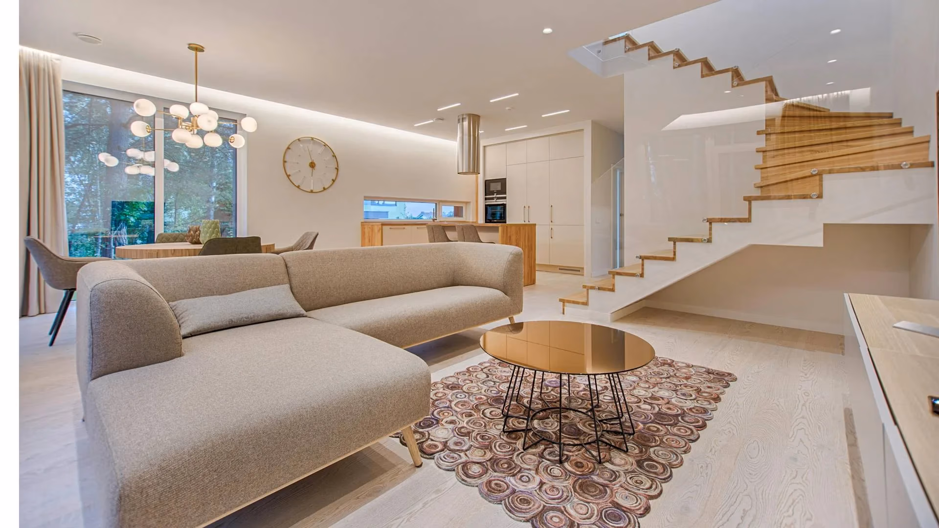 Interior del showroom de Muebles Bika: más de 400 m² de ambientes modernos exhibidos
