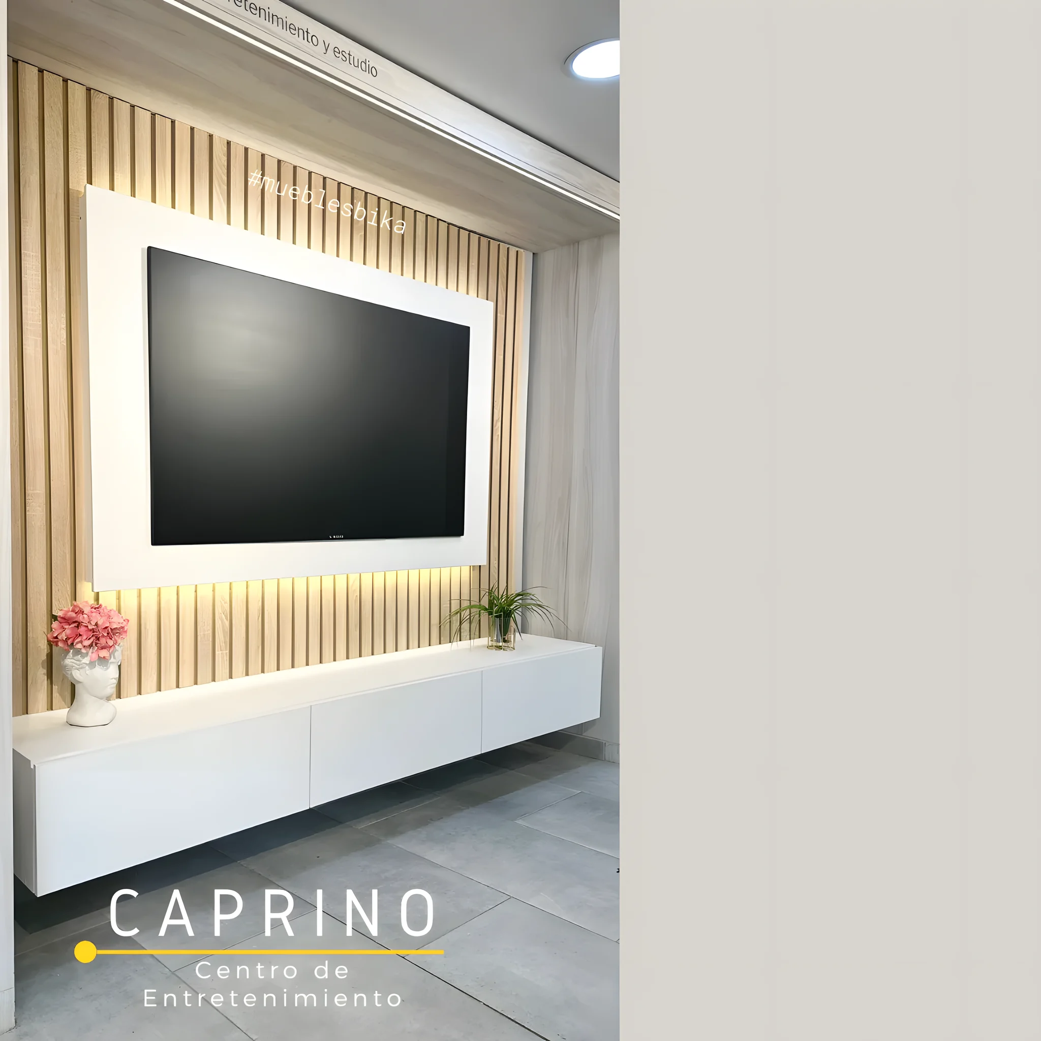 Centro de entretenimiento Caprino flotante con pared de listones – vista en diagonal – Muebles Bika Medellín