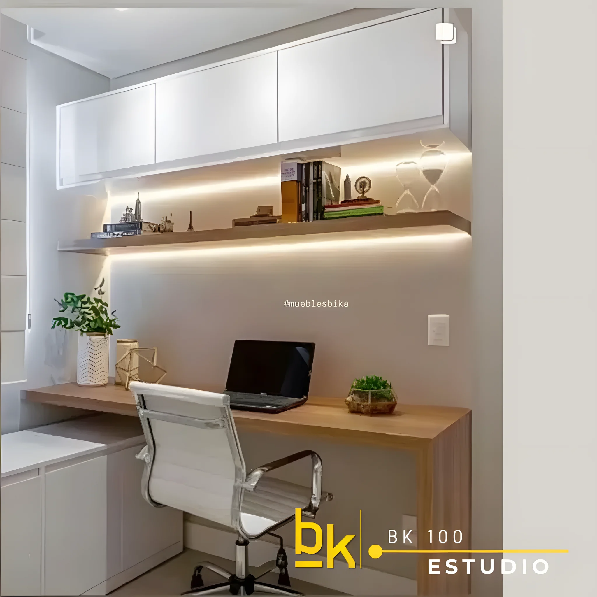 Escritorio Multifuncional con Biblioteca BK 100 con gabinete aéreo de 3 puertas, repisa flotante con luz LED, mesón con un lado hasta el piso y mueble bajo con puertas – vista en diagonal, con la luz LED encendida – Muebles Bika Medellín