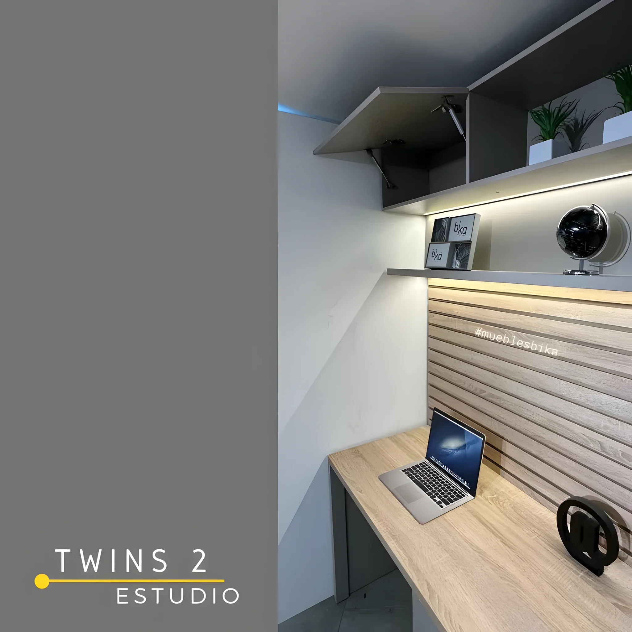 Escritorio con biblioteca Twins 2 para 2 personas, con cajonera, gabinetes aéreos, repisa con luz LED y panel de listones – vista gabinete aéreo abierto – Muebles Bika Medellín