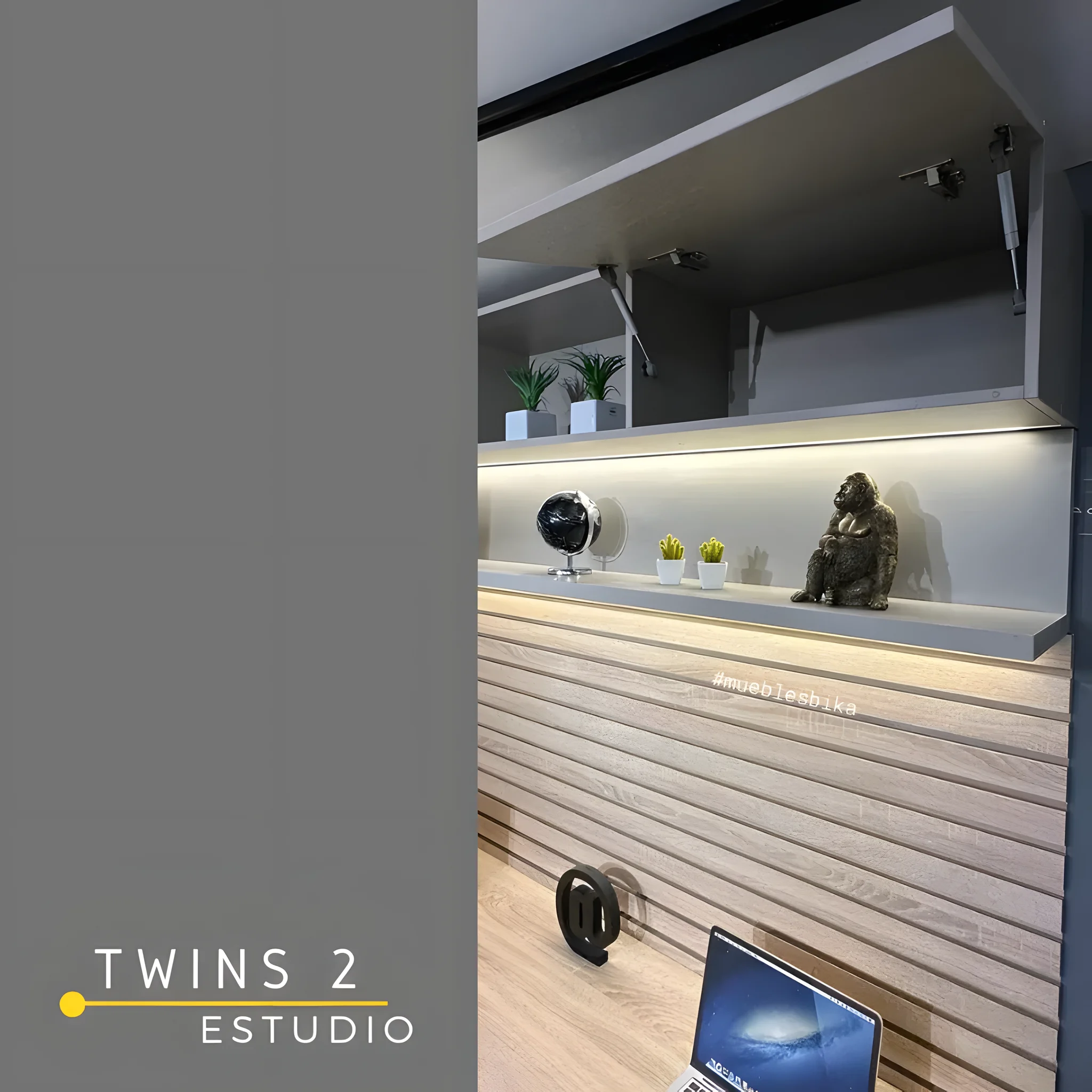 Escritorio con biblioteca Twins 2 para 2 personas, con cajonera, gabinetes aéreos, repisa con luz LED y panel de listones – vista aéreos abiertos y repisa con luz LED – Muebles Bika Medellín