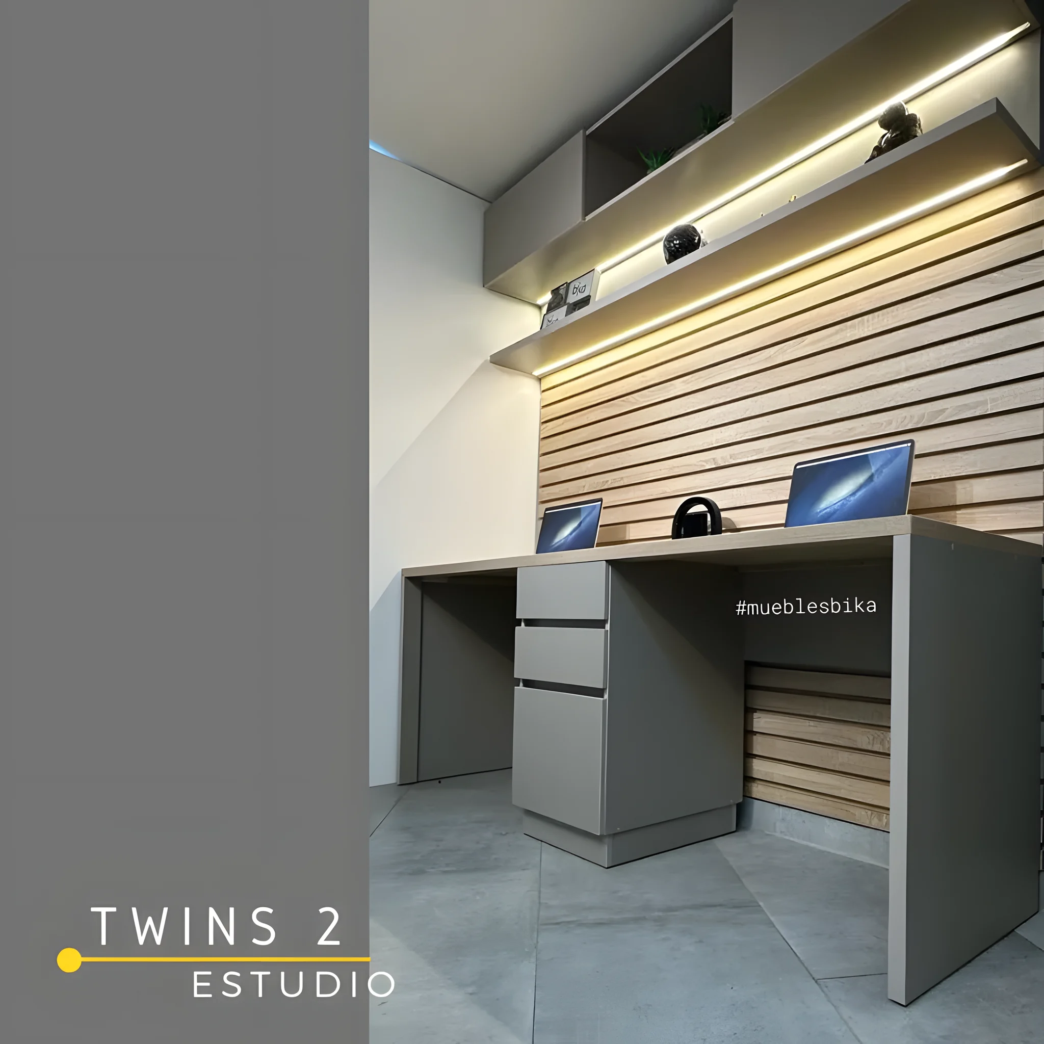 Escritorio con biblioteca Twins 2 para 2 personas, con cajonera, gabinetes aéreos, repisa con luz LED y panel de listones – vista de lado – Muebles Bika Medellín