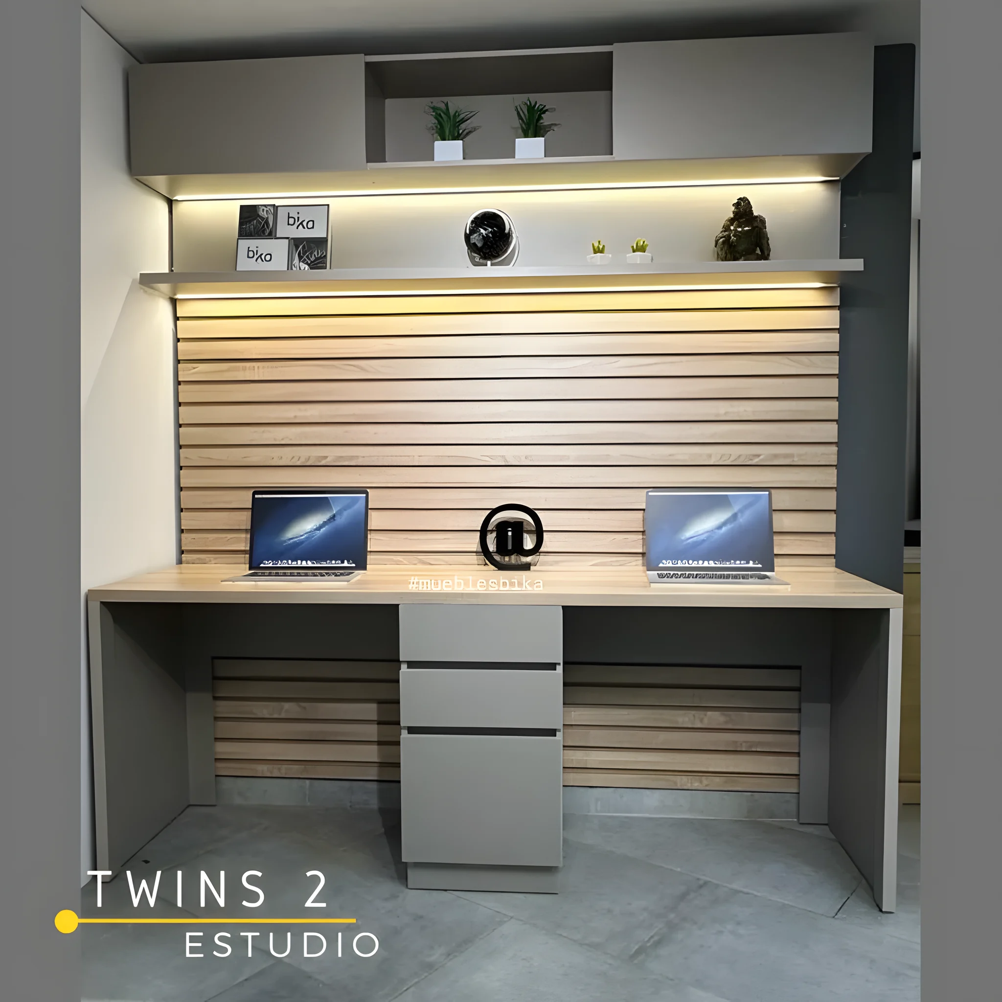 Escritorio con biblioteca Twins 2 para 2 personas, con cajonera, gabinetes aéreos, repisa con luz LED y panel de listones – vista de frente – Muebles Bika Medellín