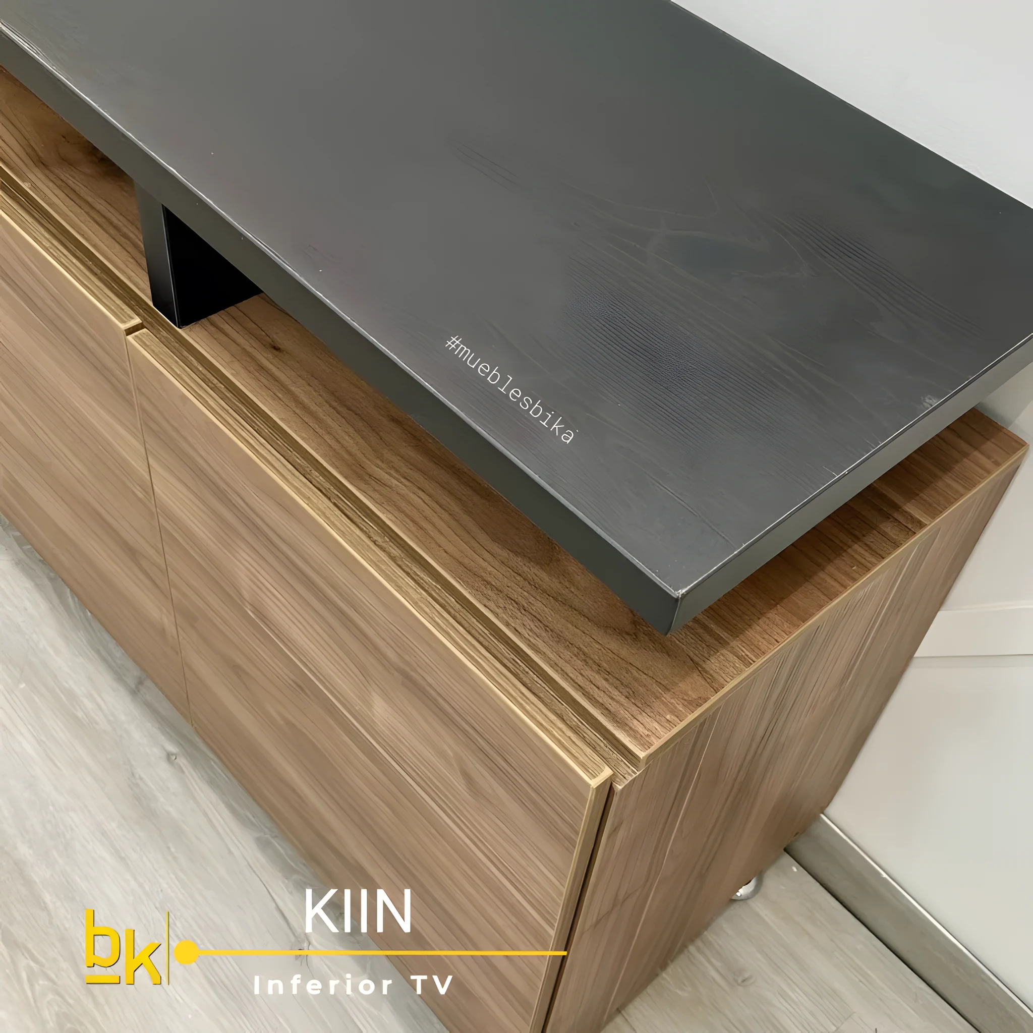 Mueble de TV Kiin con 4 puertas, tapa elevada y patas metálicas – vista detalle de la tapa elevada – Muebles Bika Medellín